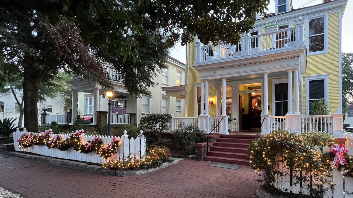 Historic Downtown Savannah Bed & Breakfast | Azalea Inn and Villas
