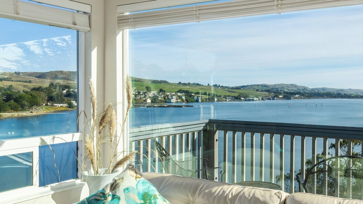 Bodega Bay House | Azul Casa Sereno By The Sea: Luxurious Cal King, Eastern King, and 2 Queen Beds!