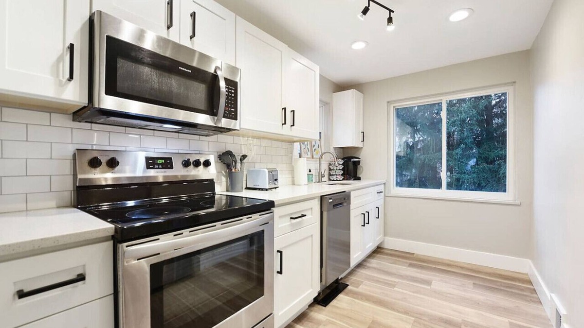 Pittsburgh Apartment | Azure- FREE Parking! King bed!