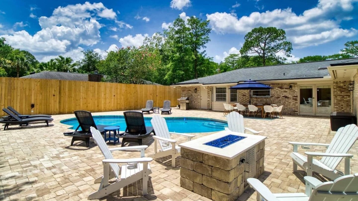 Beauclerc House | ~Azure Luxury Landing Sleeps 10 Heated Pool~