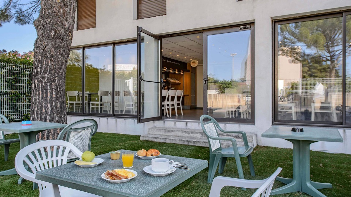 Costieres Hotel | B&B HOTEL Nîmes Ville Active