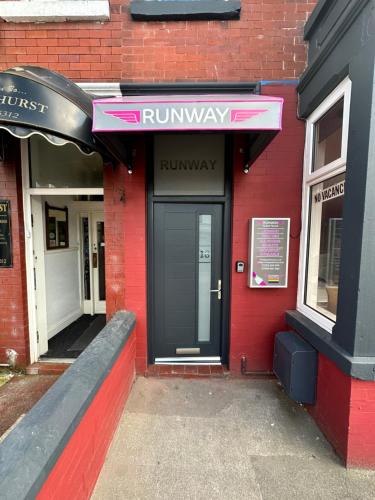 Blackpool Town Center House | B&B Runway Blackpool - Minutes From Winter Gardens - Dog Friendly - Exceptionally Quiet - Very Close H&A Social Club