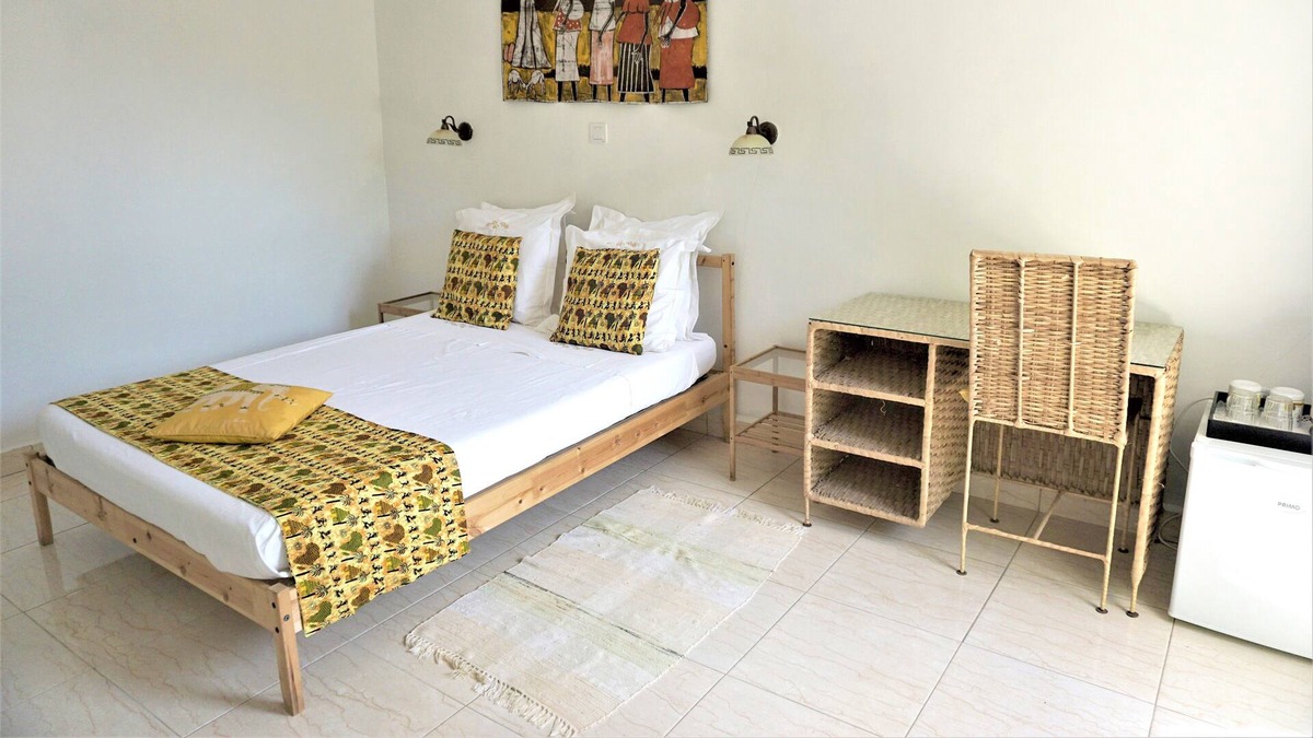 Serrekunda Bed & Breakfast | B & B Villa Calliandra, sunny room with pool view and tropical garden