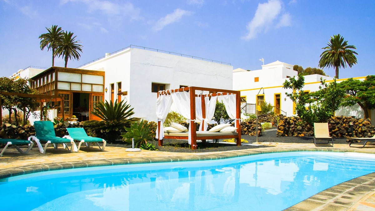 Haria House | B & BLola y Juan: Private bathroom room and heated pool "Suite LolayJuan"