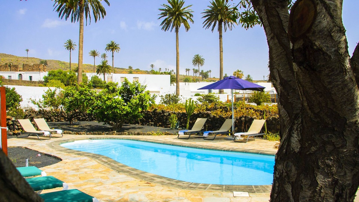 Haria Cottage | B & BLola y Juan: Room with private bathroom and heated pool "ALACENA"