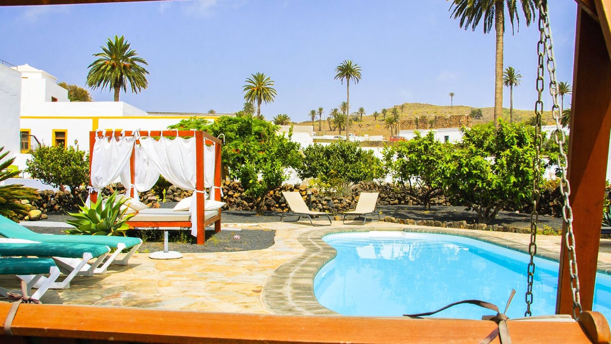 Haria House | B & BLola y Juan: Room with private bathroom and heated pool "HUESPEDES"
