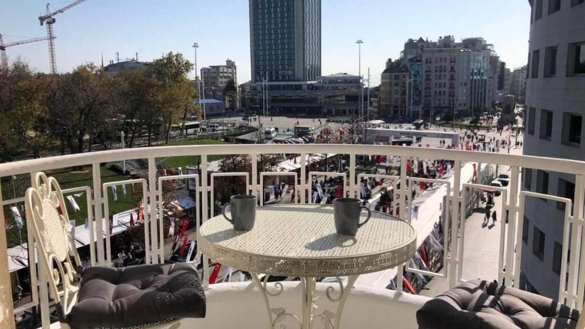 Gumussuyu Mahallesi House | B-Main Street of Taksim Square, Balcony&Great View