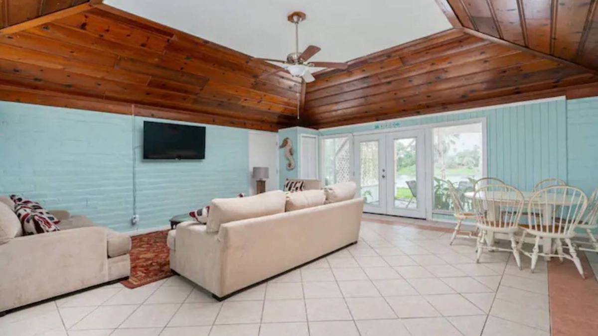Los Fresnos House | B Relaxing waterfront 3bdrm 2bath countryside home!