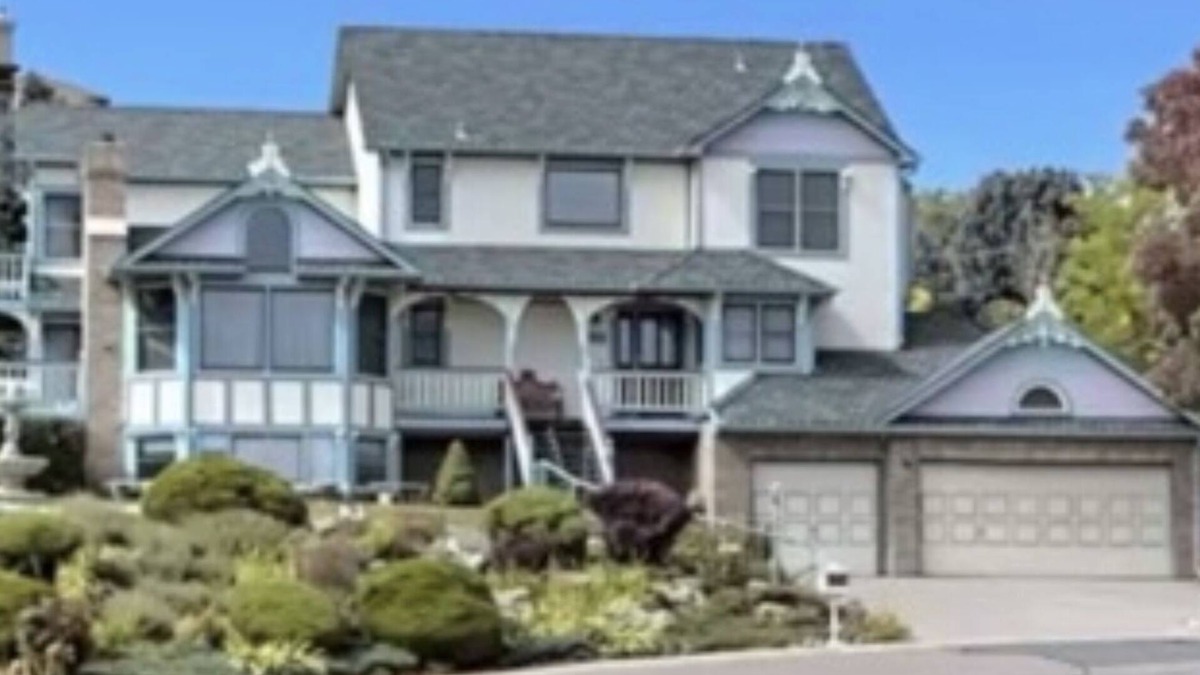 Lamar Heights Area Apartment | B. Spacious one-bedroom apartment in lower level with large windows