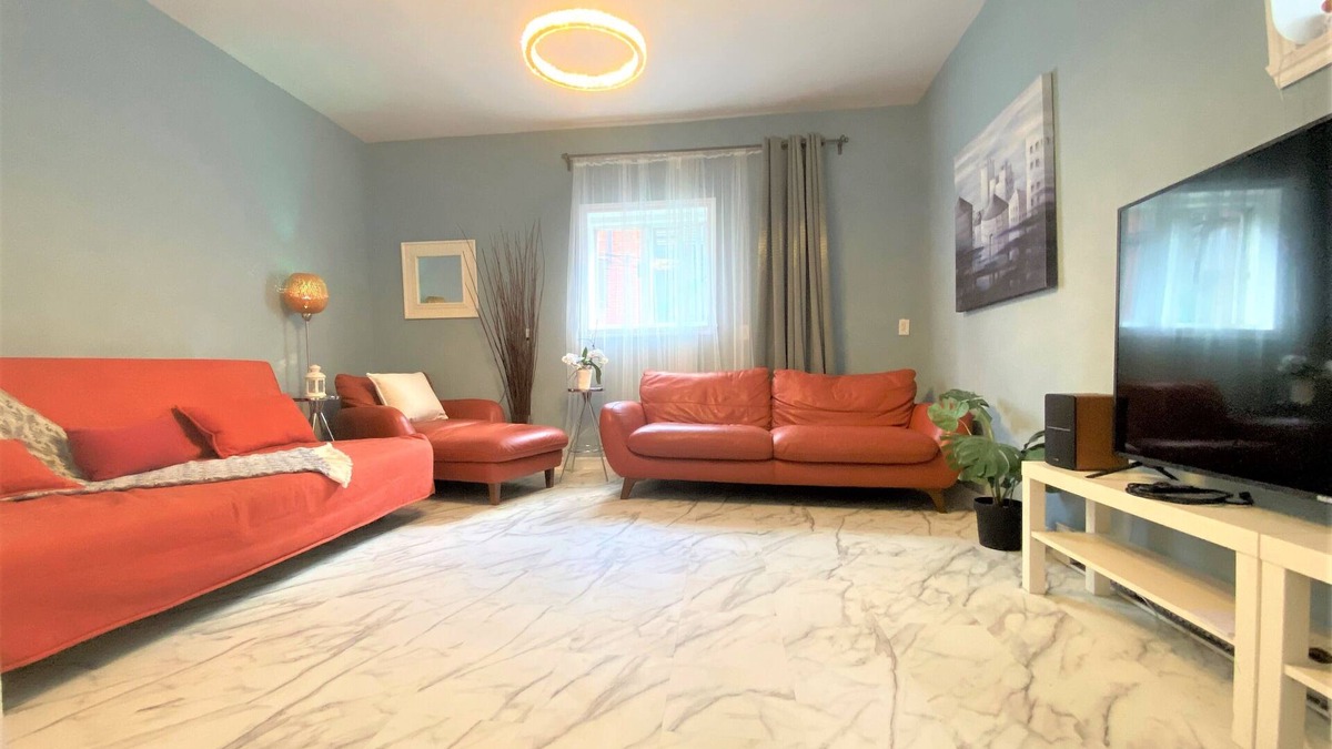 Plateau Mont Royal House | B23~Sunny Terrace+17 Bed/Sofa bed+6 Room+6 Full Bath+Free parking~100 WalkScore