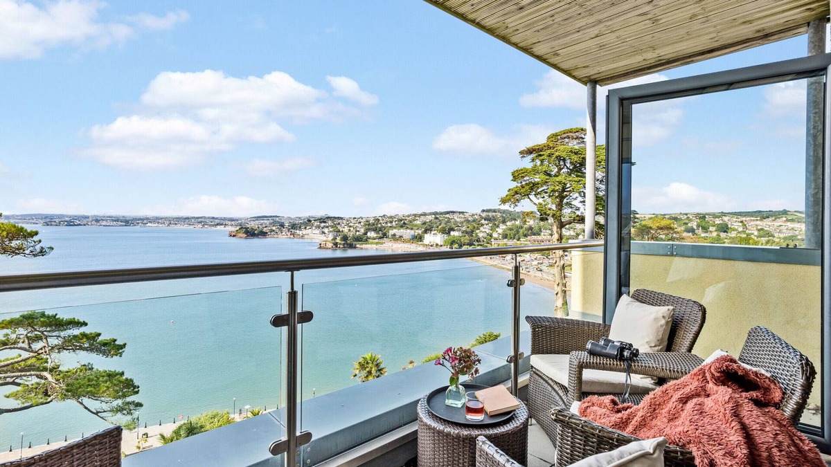 Torquay City Centre Apartment | B6 Masts - Apartment with Sea Views