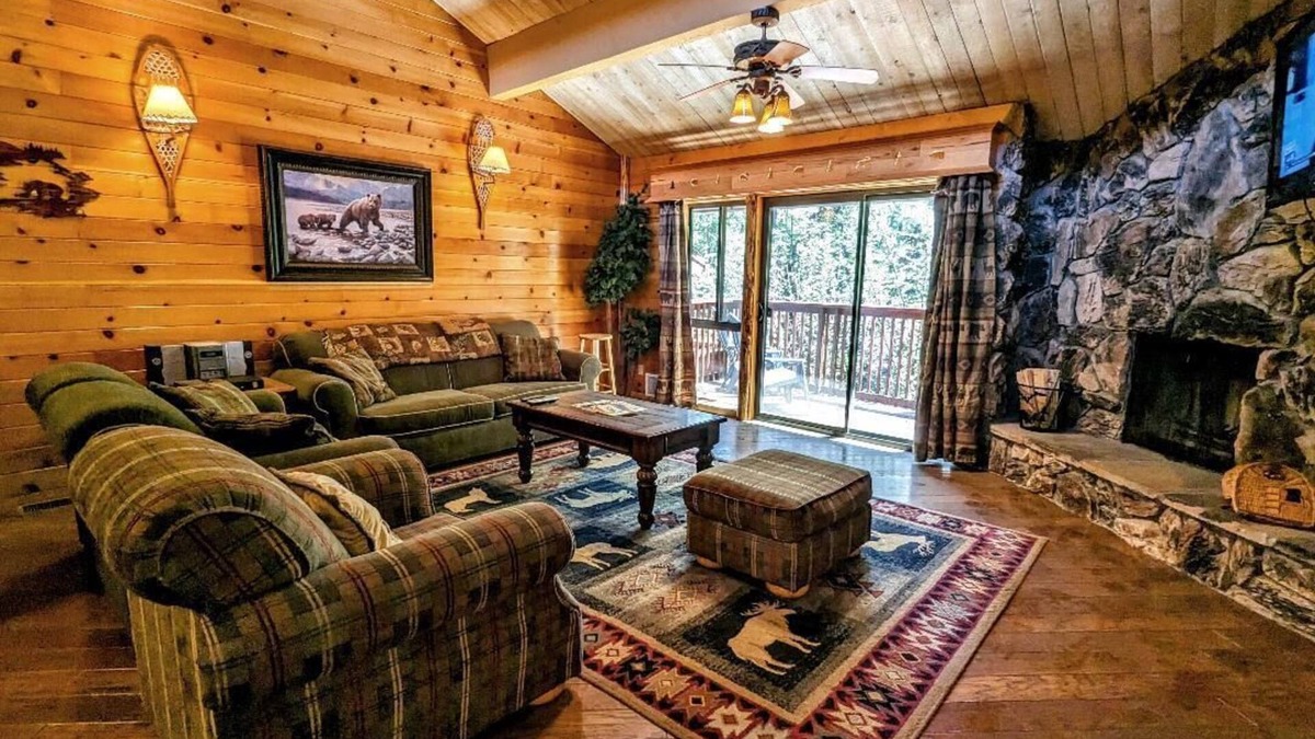 Big Bear Lake Condo | Baby Bear’s Delight – Charming Townhouse at the Base of Snow Summit!