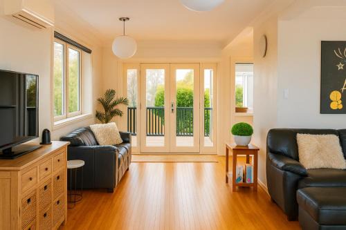 Mount Maunganui Bed & Breakfast | Bach By The Beach
