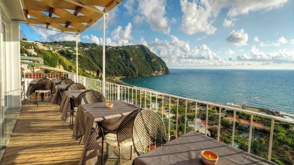 Forio House | Bachelorette party with a 360-degree panoramic toast (up to 40 people).