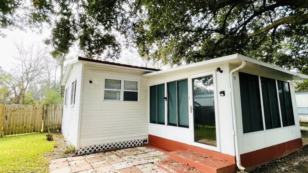 Ensley Cottage | Back to Emerald - Cute, cozy & close to the coast