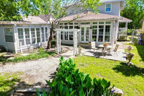 Conroe House | Backyard, Deck and Fire Pit Conroe Getaway