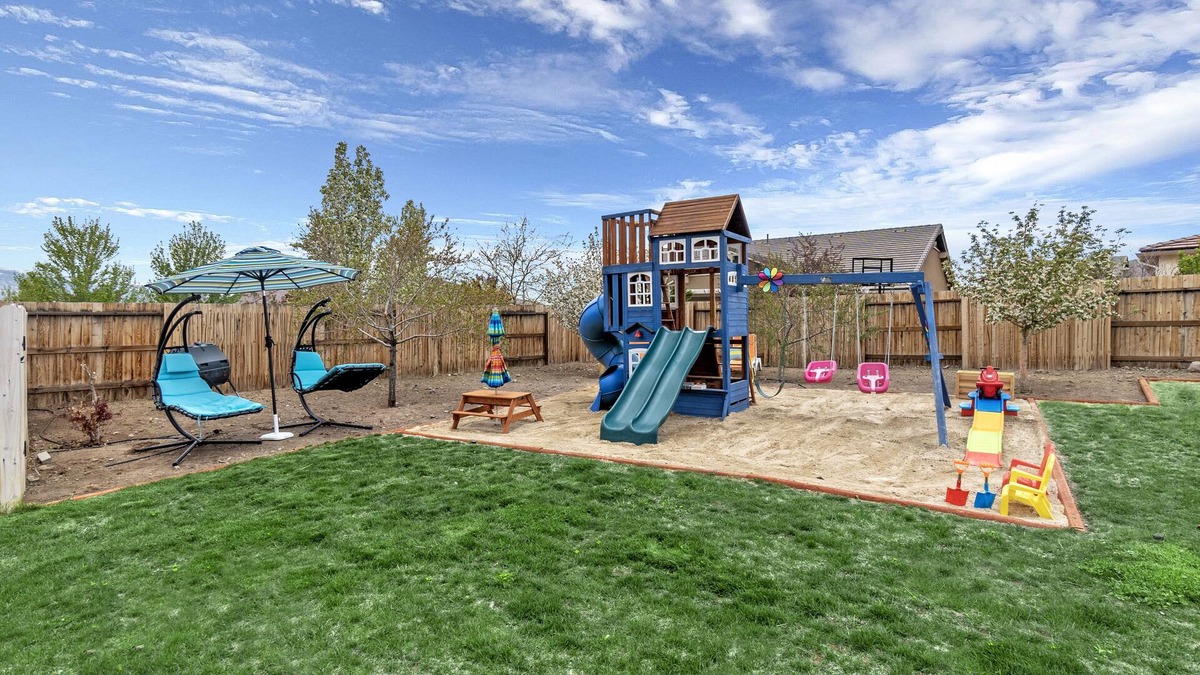 Reno House | BACKYARD FUN! SLEEPS 20. Lake Tahoe 35 minutes!