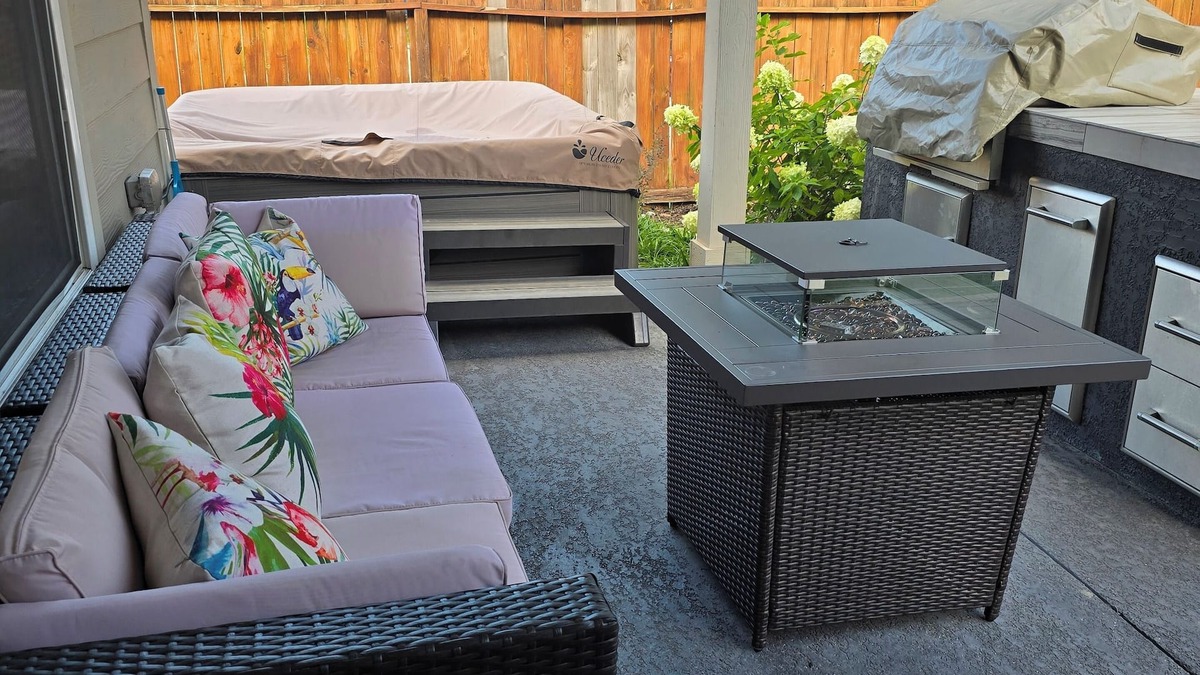 Spring House | Backyard Getaway! Near IAH Airport! Hot Tub!