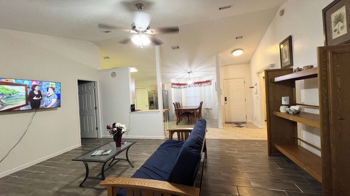 Kingsland House | Backyard lake,near I- 95,To zoo,cumberland park,kingsbay base navy base,beaches