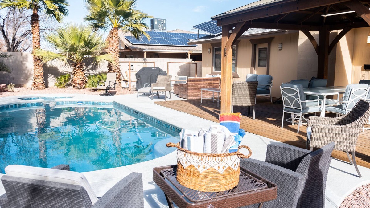 Las Vegas House | Backyard Oasis, heated pool/spa, bbq, cov pergola, away from dwtn noise