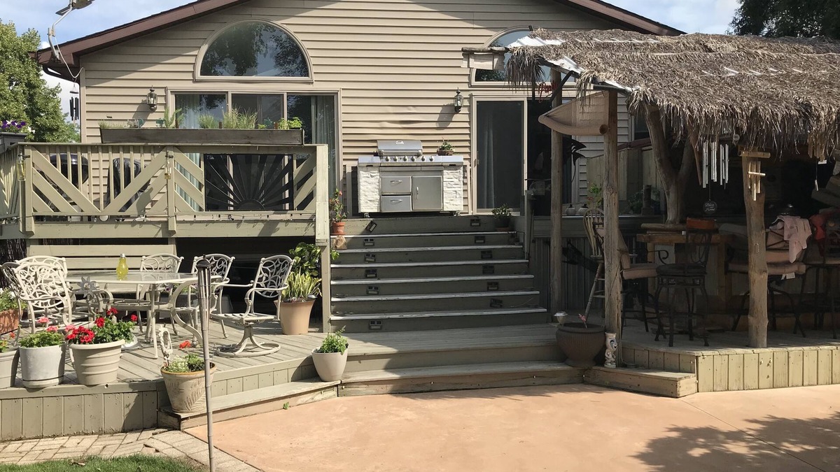 Appleton House | Backyard Paradise Appleton WI>Sleeps 6 to 8, 4 bedrms, 3 bath,25 minutes from GB