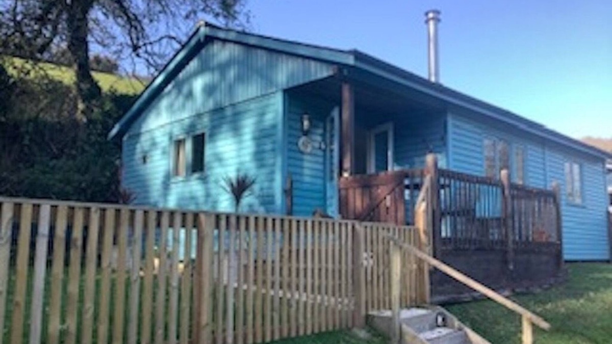 Burgh Island Cabin | Badgers Den, cosy lodge quiet countryside area near to beach in Bantham S. Devon