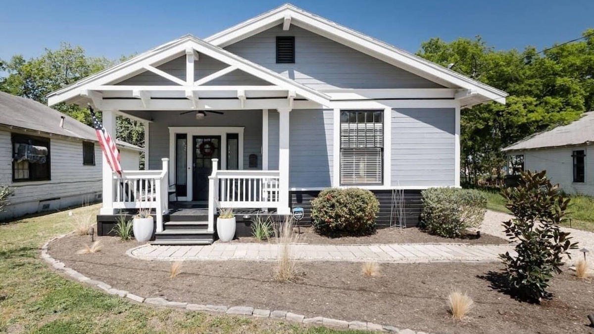 University House | Bagby Avenue Cottage