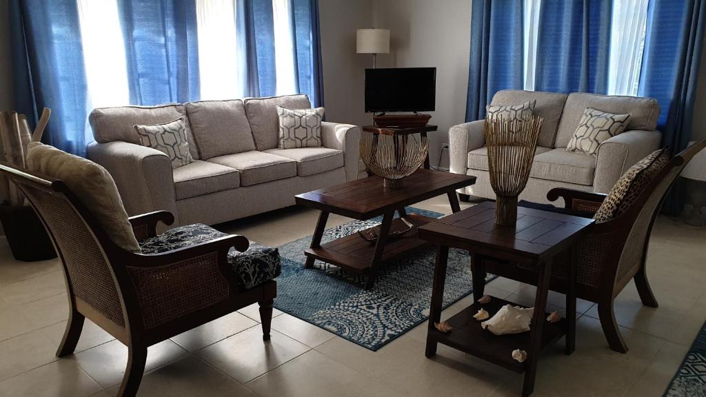 George Town House | Bahama Breezes