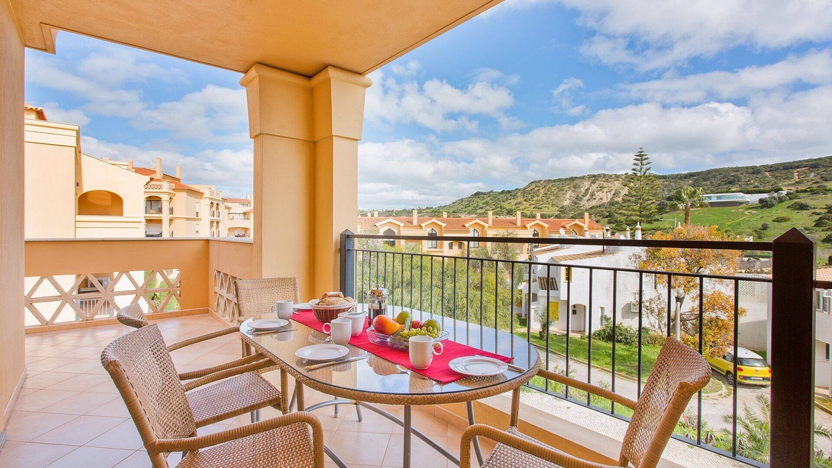 Praia da Luz Apartment | Baia Da Luz Spacious 3 Bed Apartment: Beach 5 Mins