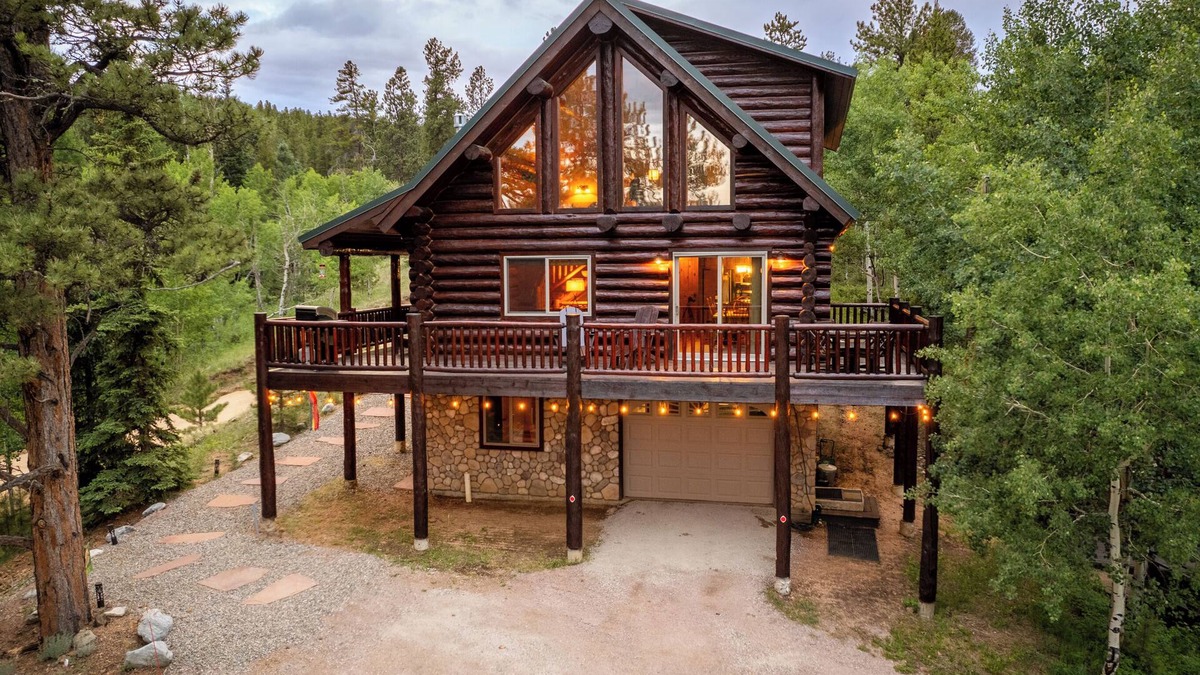 Bailey Cabin | Bailey Bear Haus - Colorado Mountain Log Cabin Getaway. Pet friendly!