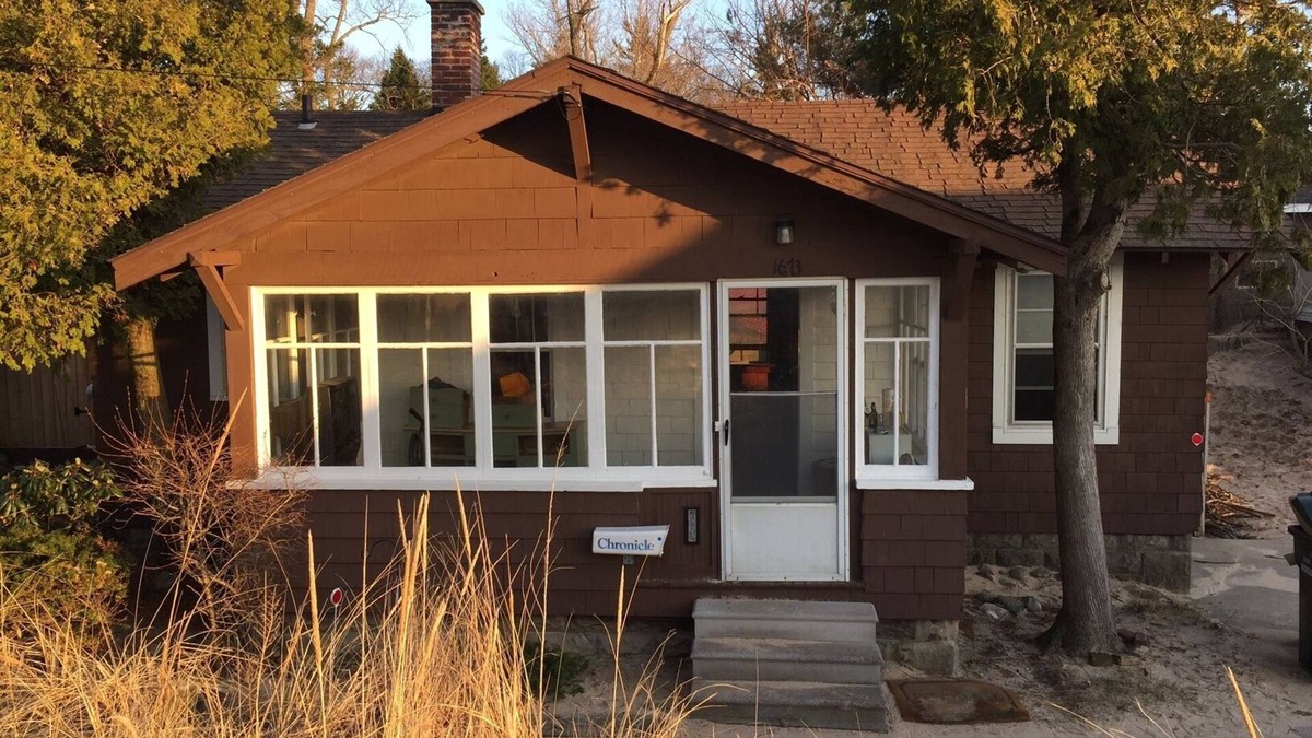 Bluffton Cottage | Bailey Sands: Adorable Vintage Beach Cottage, steps from Lake Michigan beach