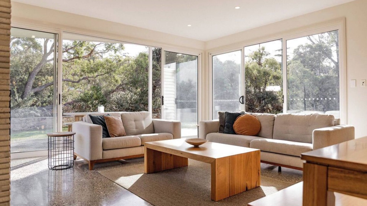 Binalong Bay House | Baileys Beach House - A stunning modern house only stones throw from the beach