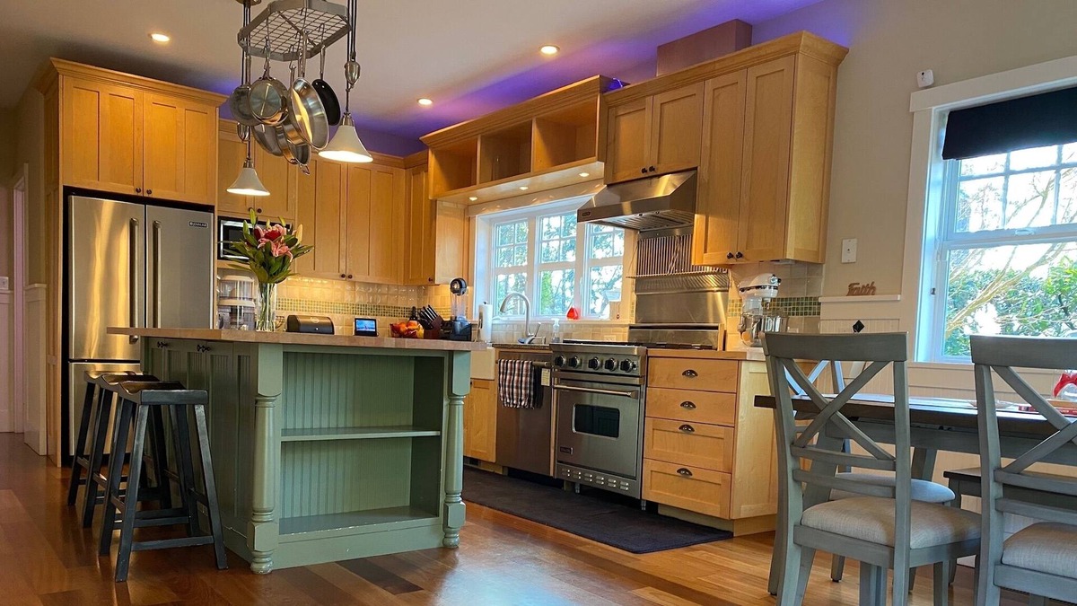 Bainbridge Island House | Bainbridge Island Craftsman next to the beach