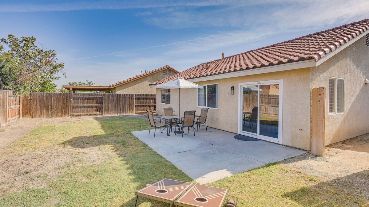 Pumpkin Center House | Bakersfield Home w/Pool Table, Cornhole + More!