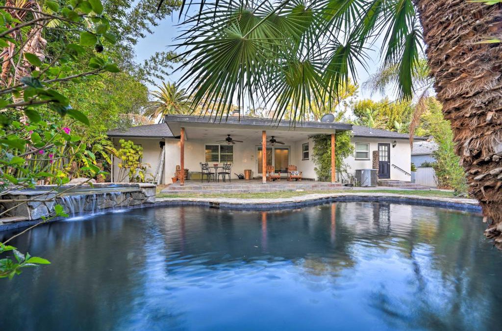 Bakersfield House | Bakersfield Oasis Sweet Tropical Pool Setup!