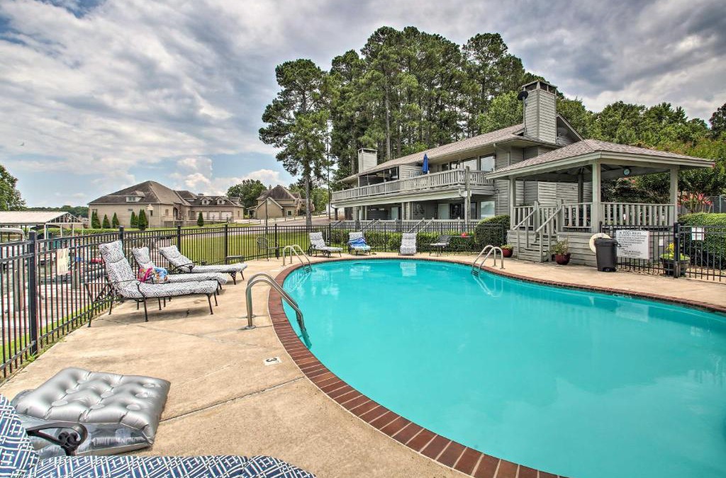 Hot Springs Apartment | Balcony and Lake Access Hot Springs Getaway!