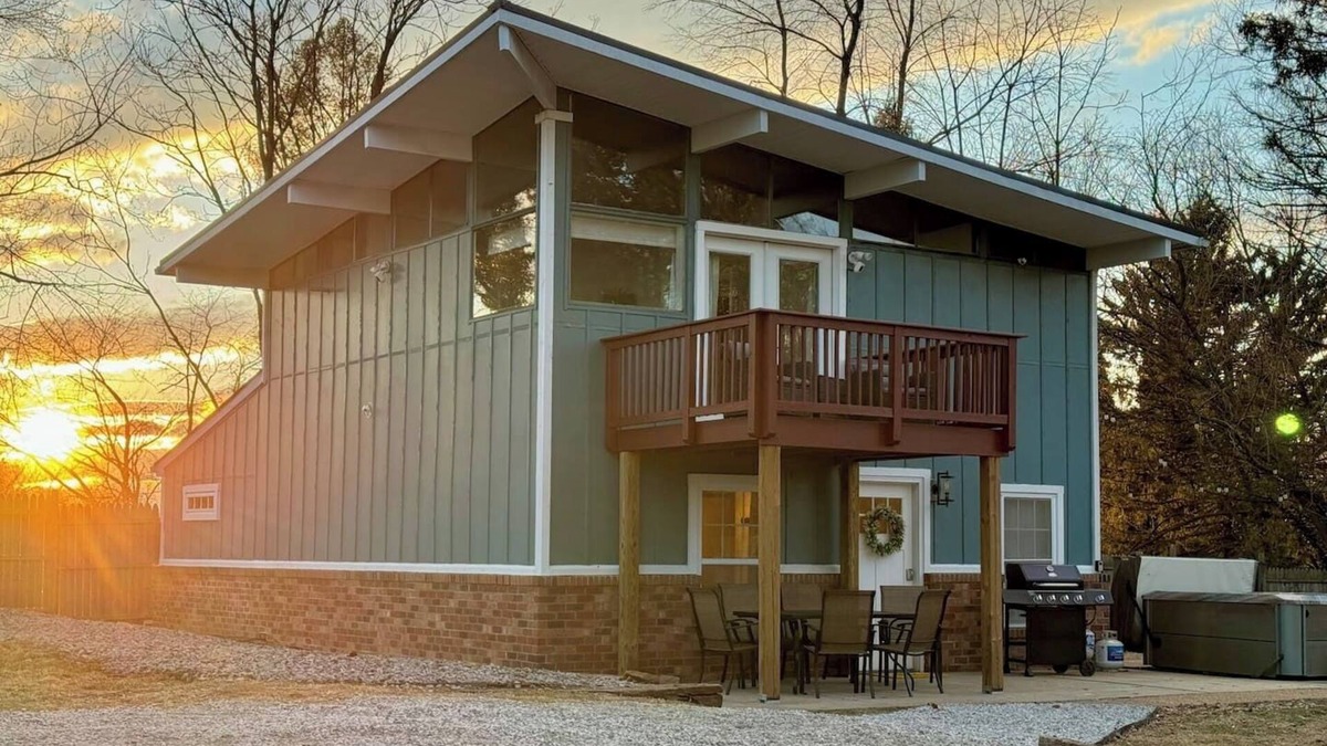 Millville House | Balcony-BBQ-Firepit-Hot tub-King-Full kitchen-TV