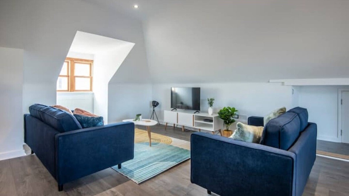 Nightingale Apartment | Balham Loft: Secure free parking. Close to tube.