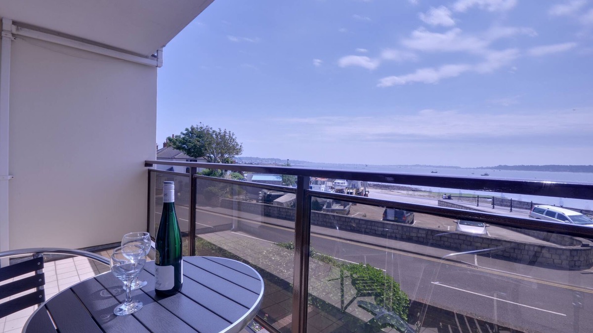 Poole Cottage | Ballard Close - a town house that sleeps 6 guests in 3 bedrooms