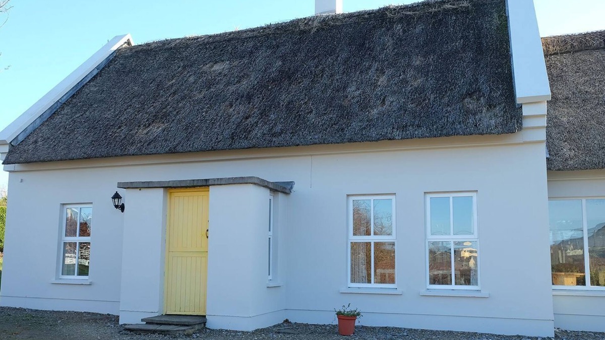 Ballyvaughan Cottage | Ballyvaughan No 15 - a bungalow that sleeps 7 guests in 3 bedrooms