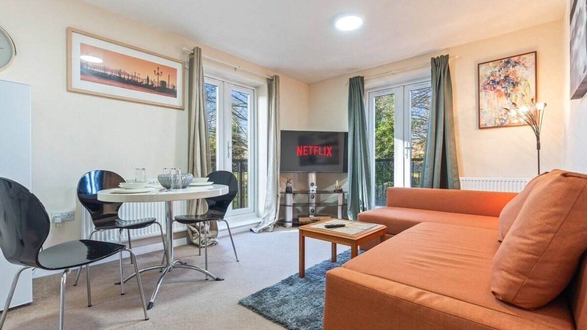 Smethwick Apartment | Balmoral Court -Sleeps 6 -Free Parking with Workspace & High-Speed WiFi