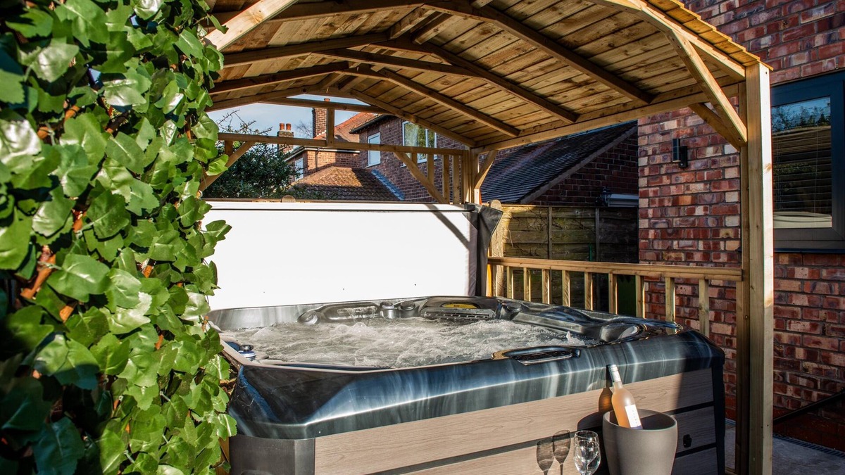 Trafford House | Balmoral House - Group Hot Tub getaway