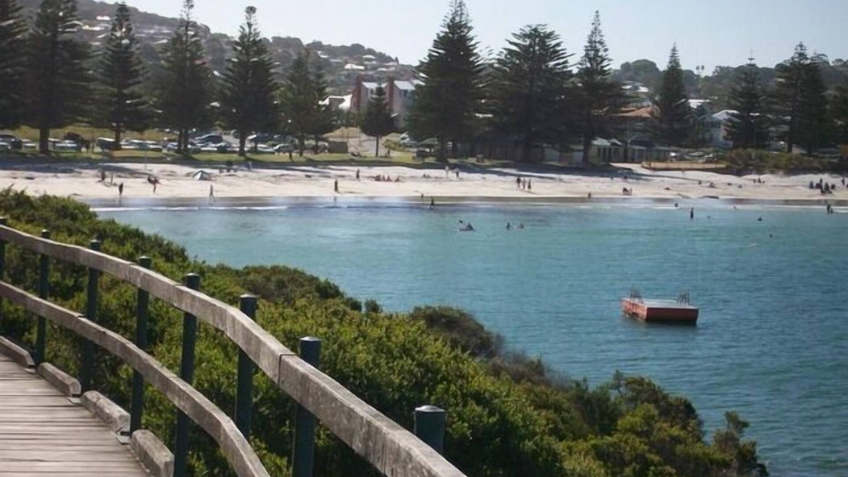 Middleton Beach House | Balneaire Seven - Middleton Beach cafe strip