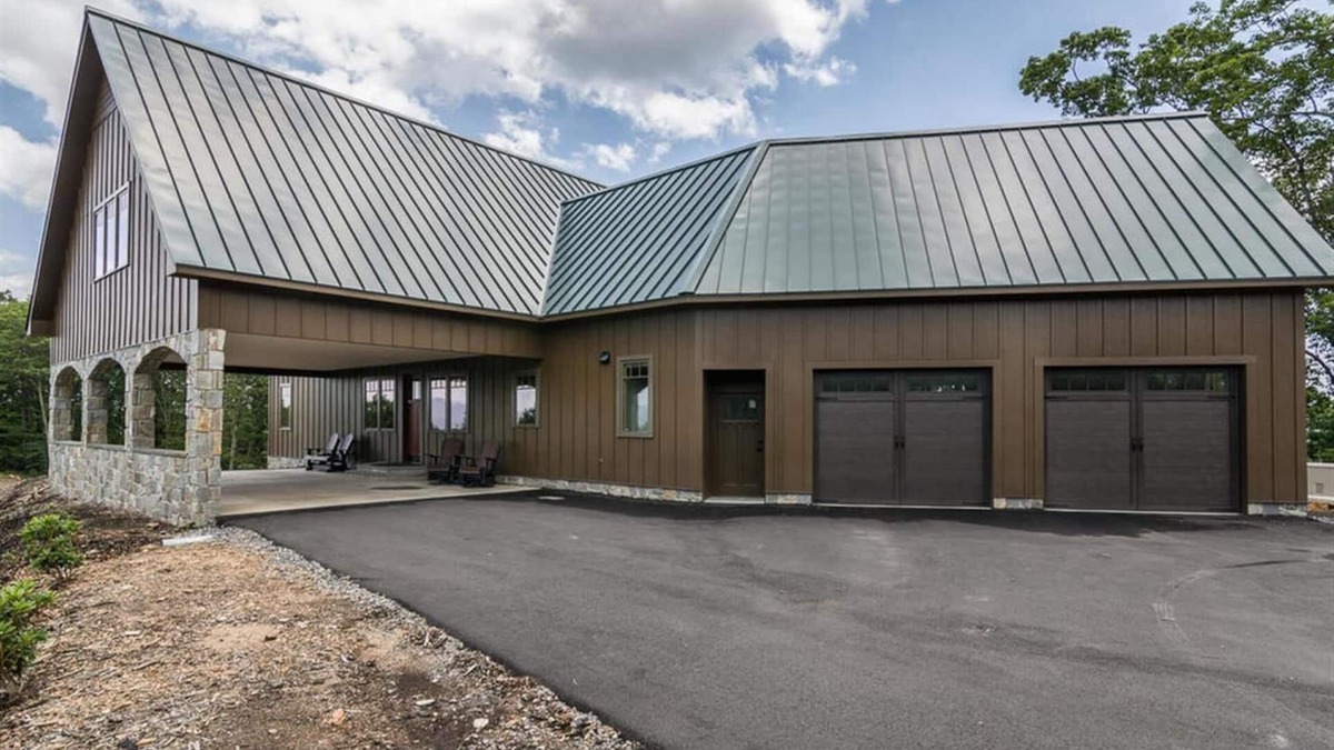 Black Mountain House | Bama Bear Lodge: A Larger than Life Mountain View Escape