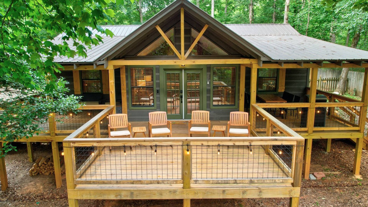 Ellijay Cabin | Bamby Bungalow. Family and Pet Getaway. Fenced in yard and minimal stairs