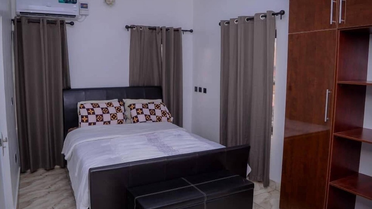 Surulere Apartment | Bamgbose Apartments - Sleeps 4 - Parking - WiFi