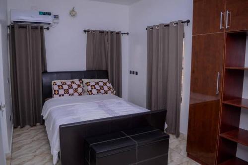 Surulere Apartment | Bamgbose Apartments - Sleeps 4 - Parking - WiFi