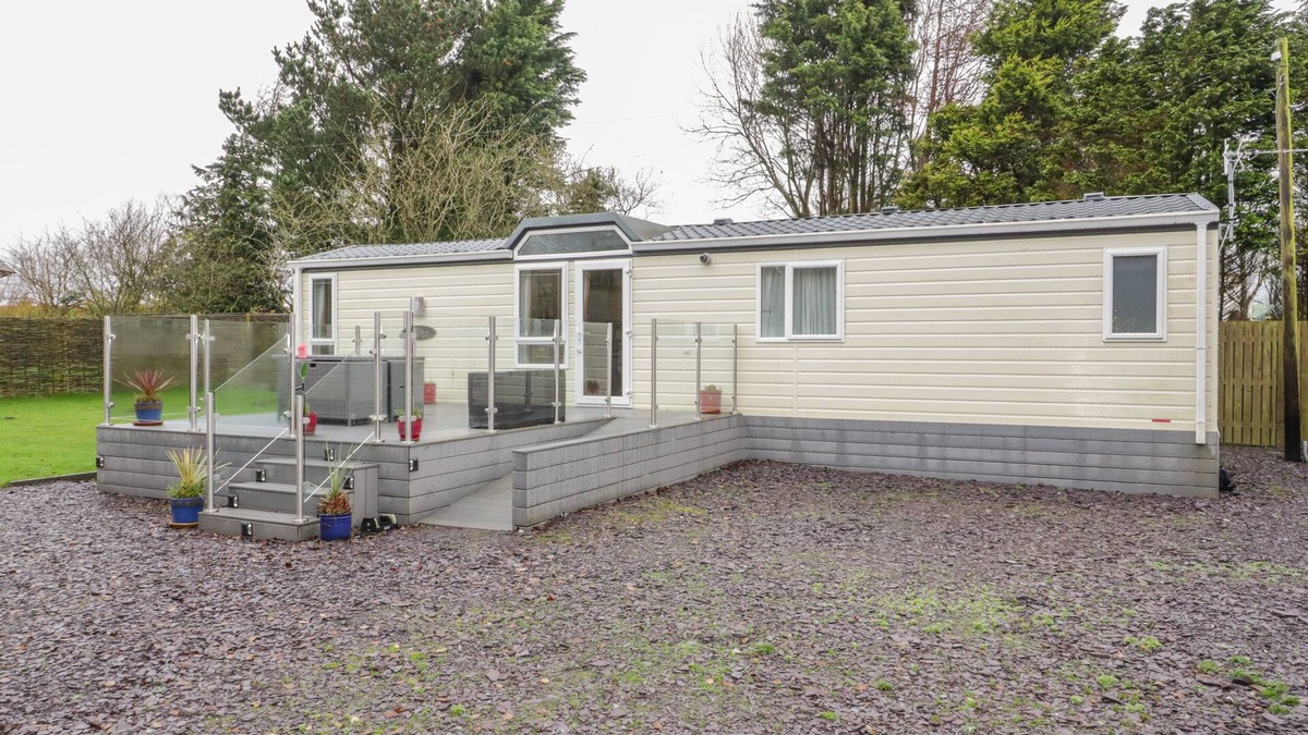 Brynteg Cottage | BANADLEN LODGE, pet friendly, with a garden in Benllech