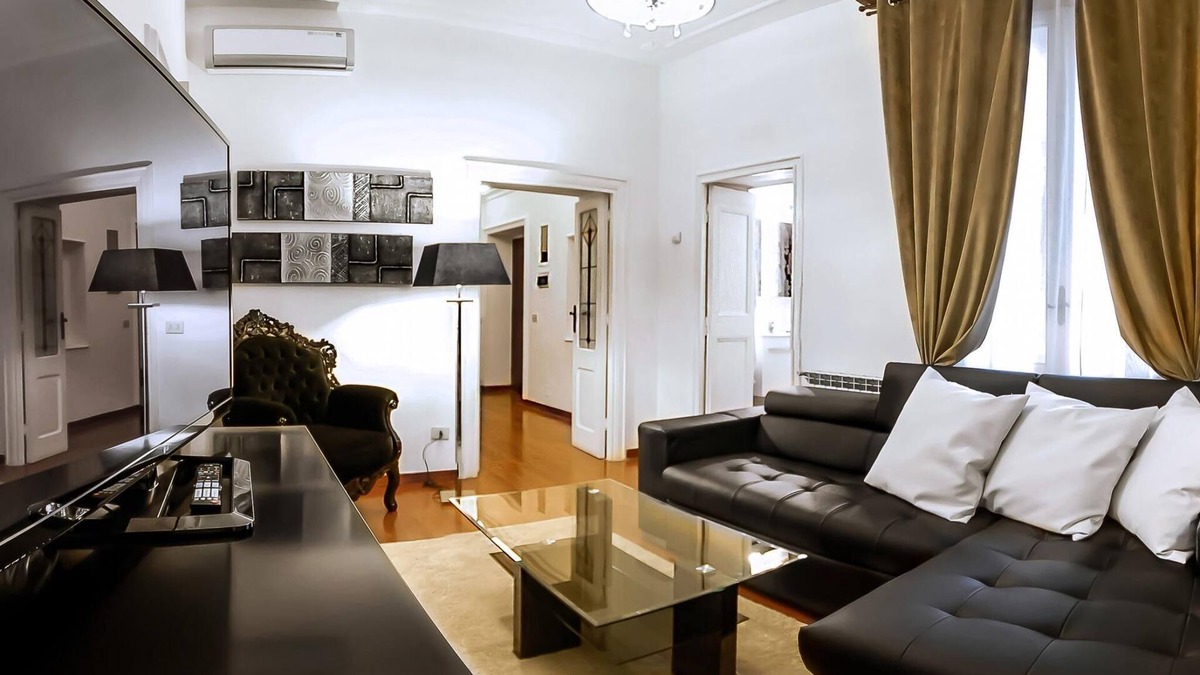Rione VI Parione Apartment | Banchi Apartment - Three Bedroom Apartment, Sleeps 8