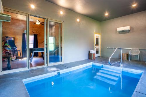 Sevierville House | Bandit Lodge BRAND NEW CABIN w Pool